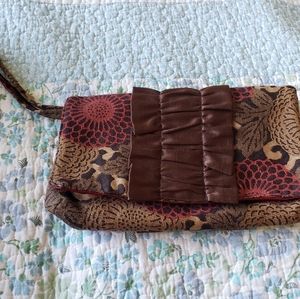 🌷3$10 1154 Lill Studio Clutch with Wristlet